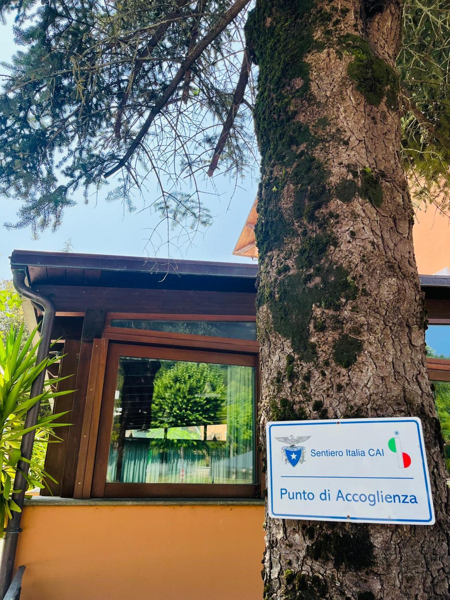 Hotel Ristorante Montenerone Apecchio Exterior photo
