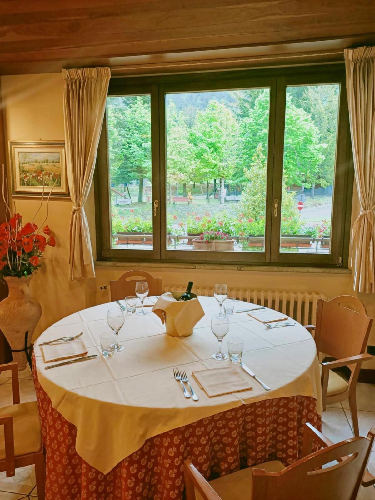 Hotel Ristorante Montenerone Apecchio Exterior photo