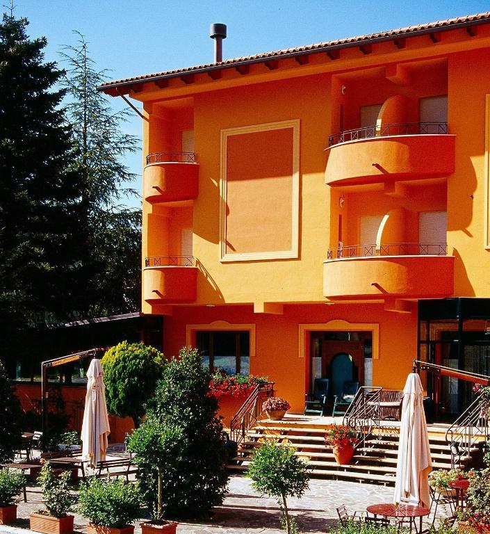 Hotel Ristorante Montenerone Apecchio Exterior photo