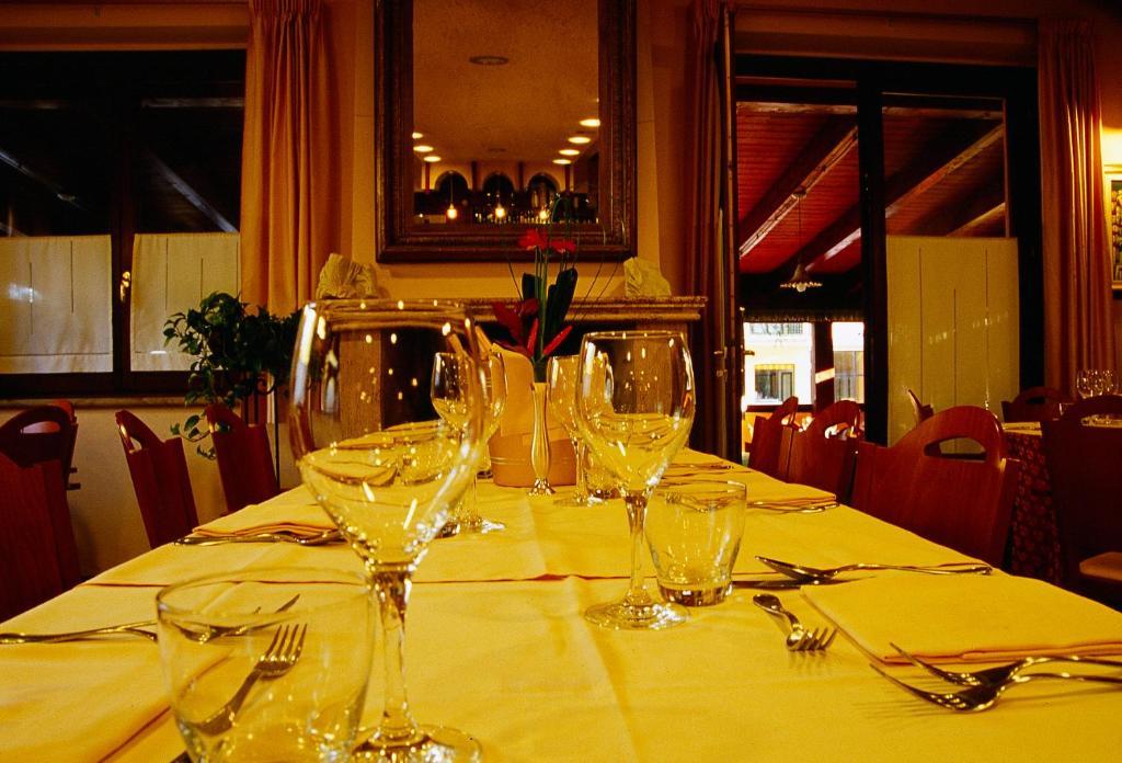 Hotel Ristorante Montenerone Apecchio Exterior photo